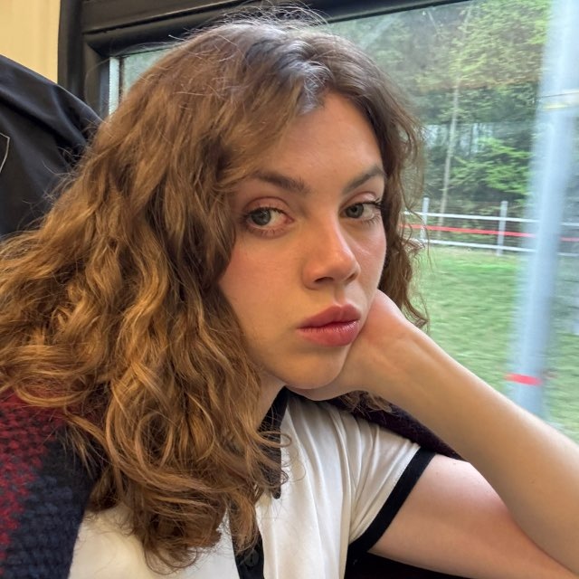 Оля